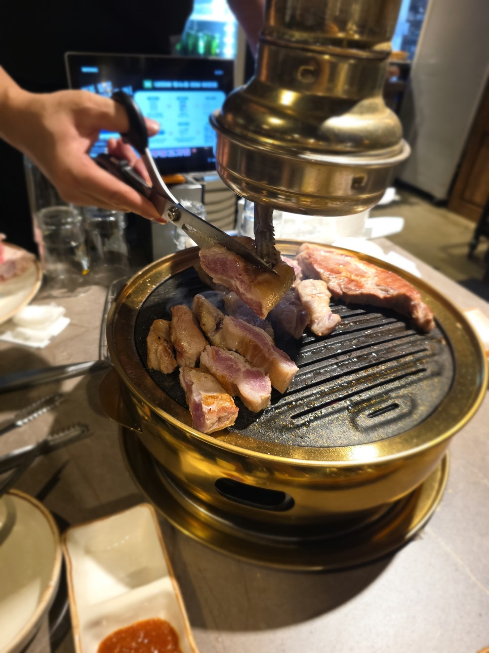 가위로 고기를 자르는 모습
