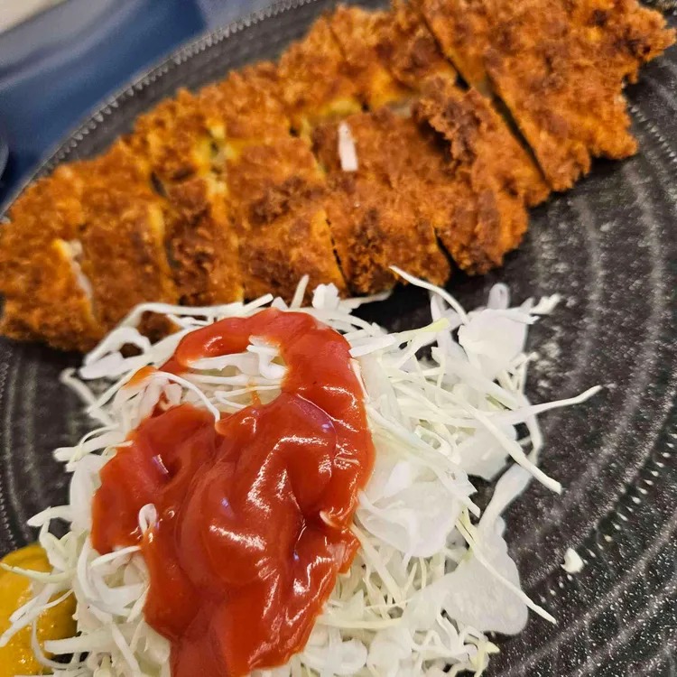 케첩이 뿌려진 양배추 샐러드와 바삭한 돈가스