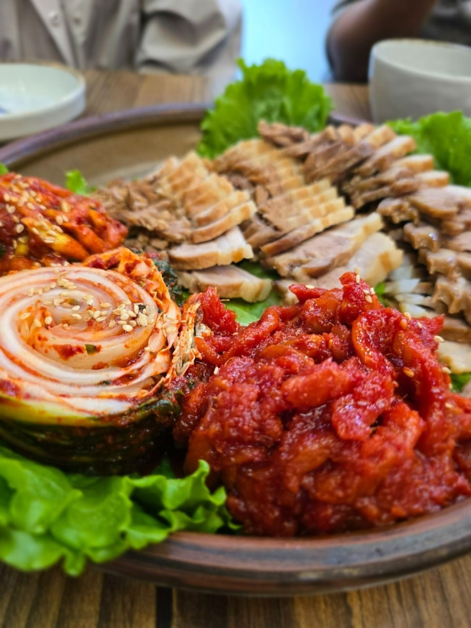 보쌈과 김치가 담긴 접시
