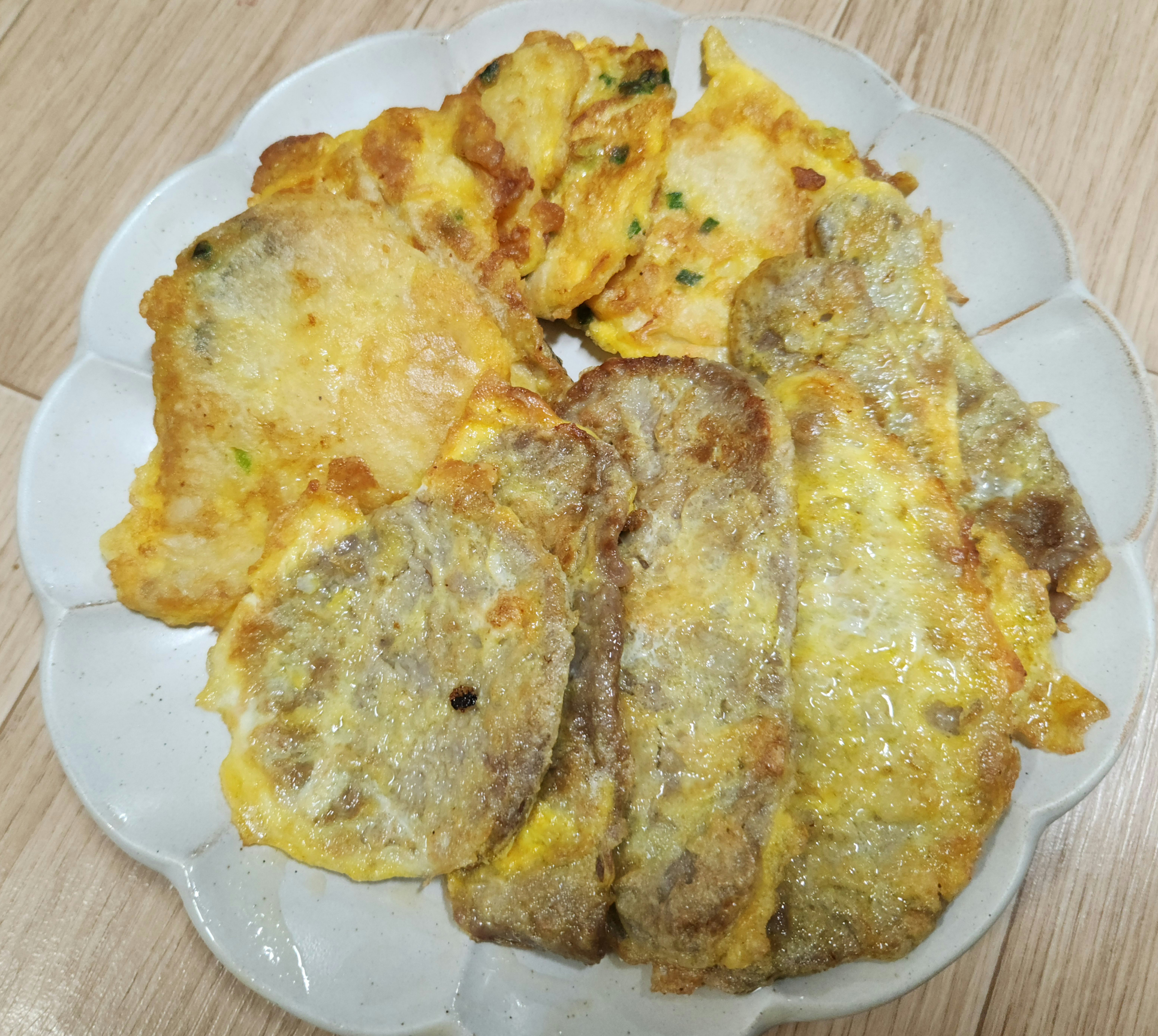 접시에 담긴 계란옷을 입힌 전