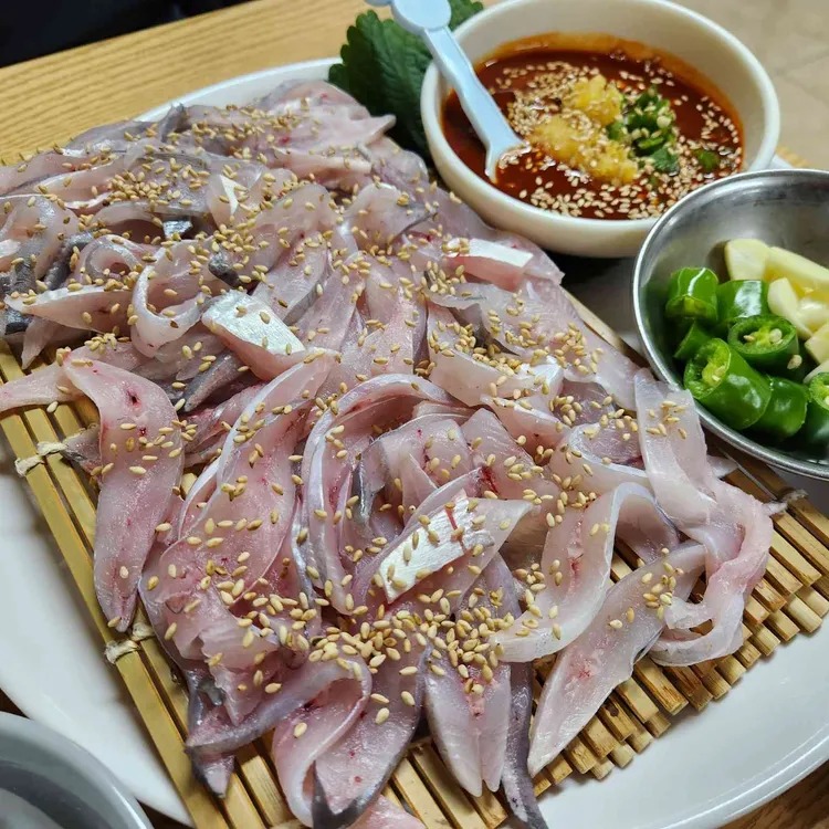 대나무 발 위에 얹어진 세꼬시 회와 양념장
