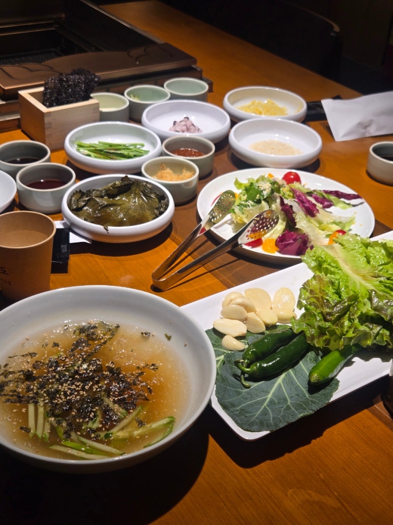 다양한 반찬과 쌈 채소가 가득한 식탁