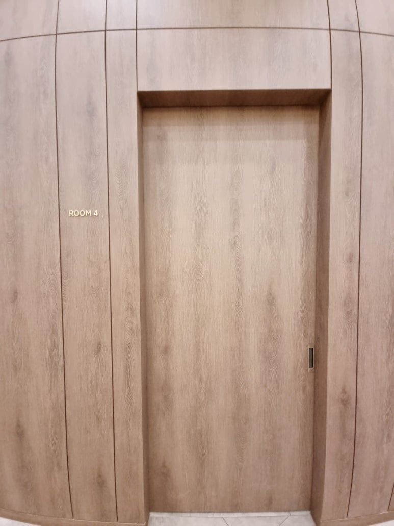 ROOM 4가 적힌 나무 문