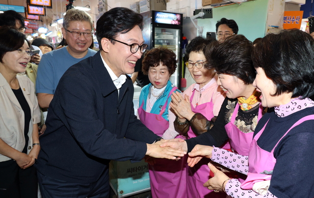 김민석(왼쪽)더불어민주당대표가 8일 오전 서울 동작구 노량진수산시장을 방문, 시장상인들과 인사하고 있다. 곽성호기자