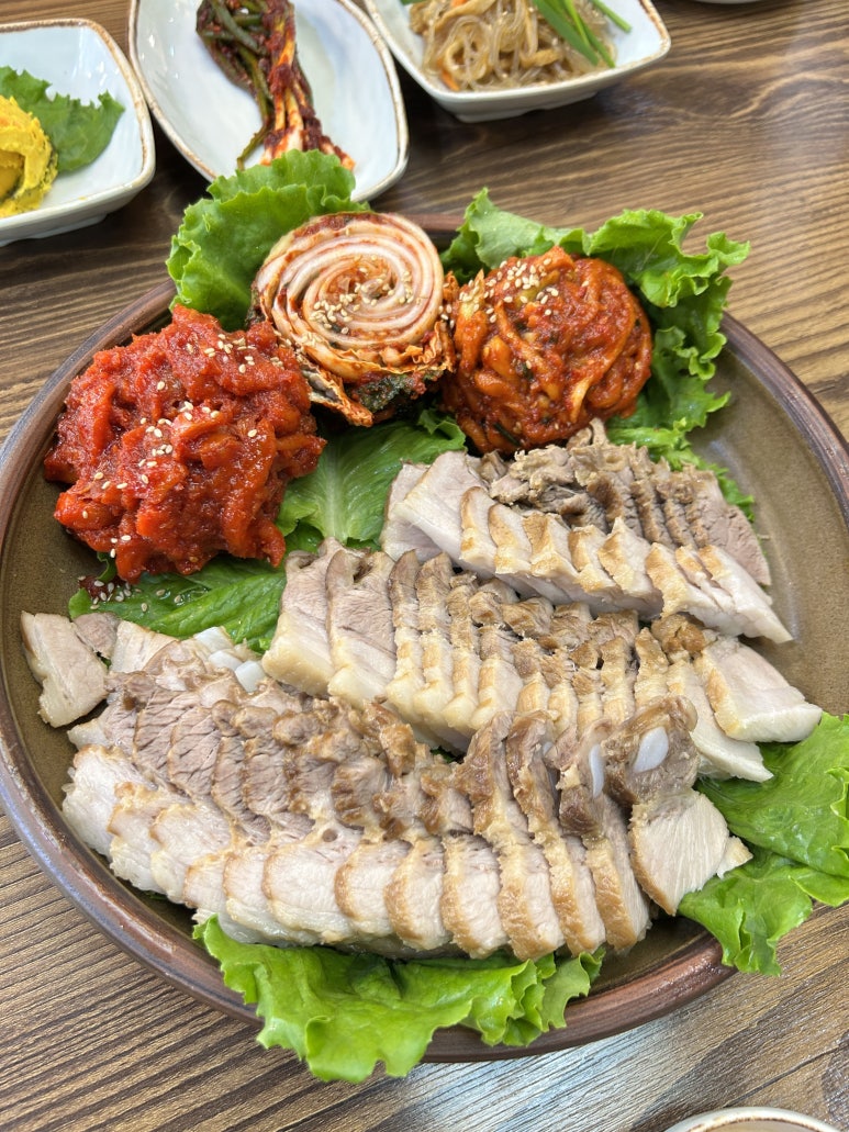 접시에 담긴 보쌈과 김치