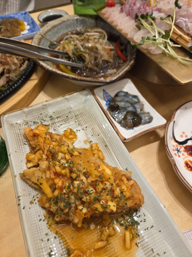 생선 요리와 해산물이 놓인 상차림
