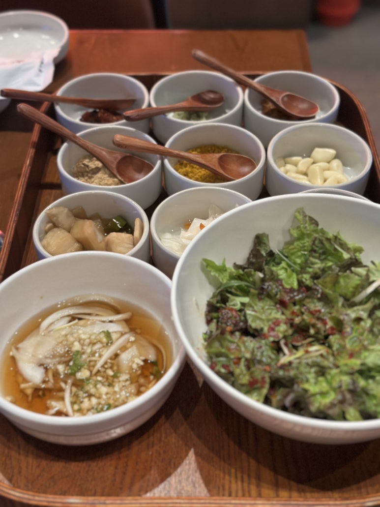 소스와 샐러드가 담긴 반찬 트레이