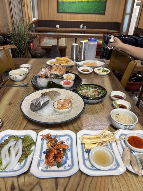 다양한 해산물과 요리가 차려진 식탁