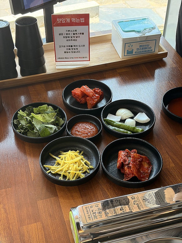 식당 테이블 위에 차려진 밑반찬들과 소스