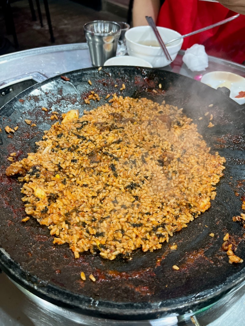 불판 위에 볶아진 볶음밥