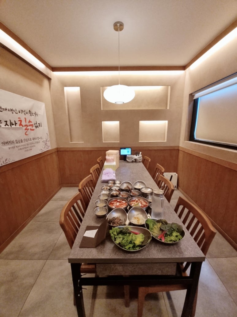 음식과 상차림이 차려진 긴 식탁