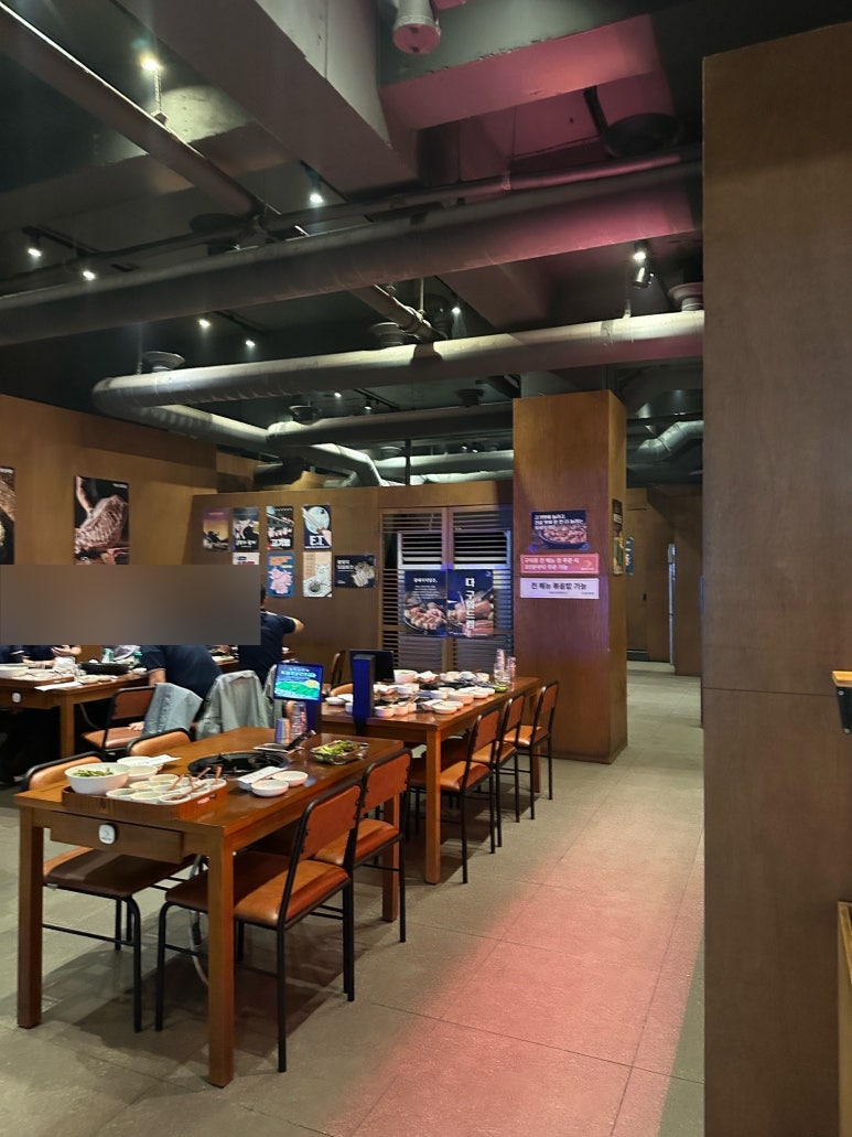 음식점 내부의 테이블과 좌석