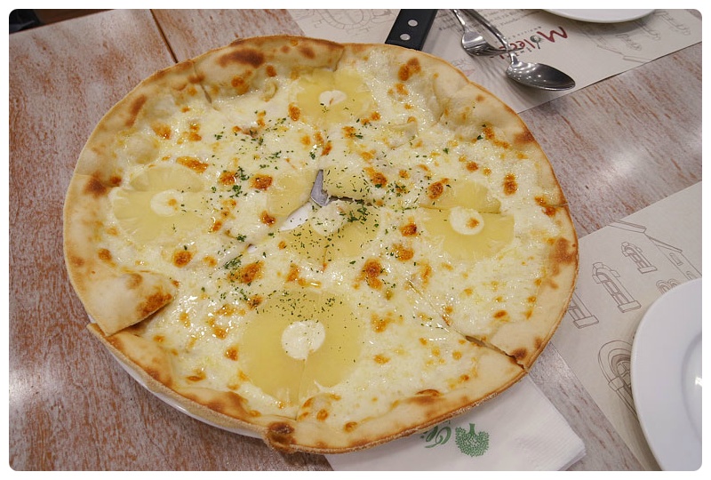 치즈와 파인애플이 토핑된 피자