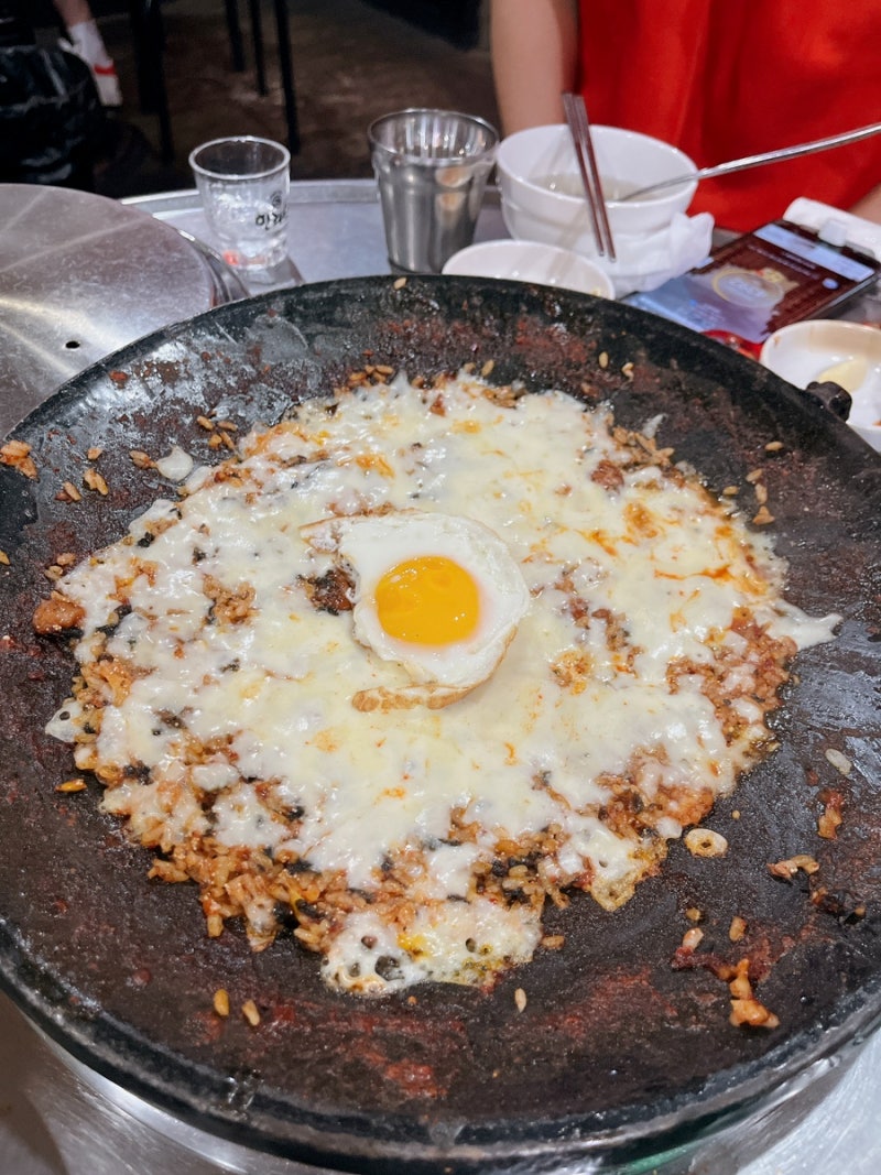 모짜렐라 치즈와 달걀 후라이가 올라간 볶음밥