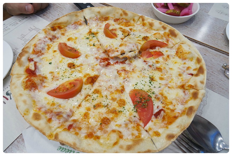 토마토 조각이 토핑된 피자