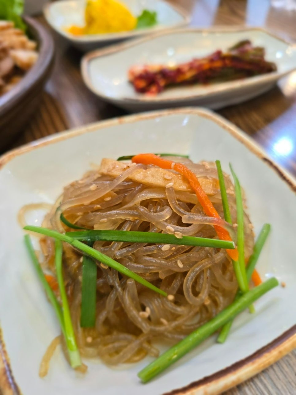 그릇에 담긴 잡채 반찬